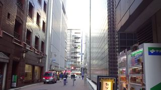 通りの西側と東側で感じが違う。