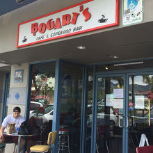 分かりにくいところにあります。駐車場もあります！