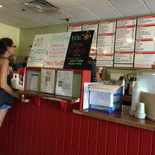 カウンターでオーダーして席で待ちます。いつも大混雑！