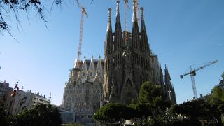 比べてみると小尖塔の２列目３本完成してました