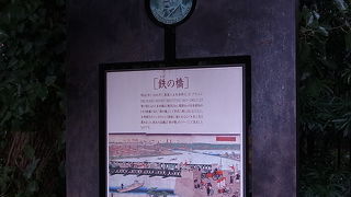 ひっそりと建っている