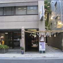 ビルに囲まれた入り口