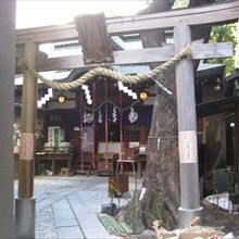 鳥居は奥にあります