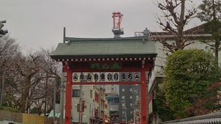 六区側から浅草寺方面