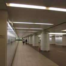 入って直ぐは地下広場