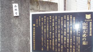 外苑東通りから細い道沿いに入った静かなスポットで～す。