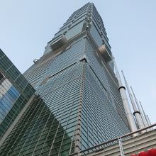 真下から見上げてみます。