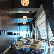 展望台兼カフェのデッキはちょっとしたラウンジ風。