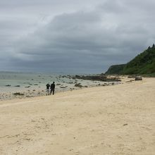 白砂の明るく広大な浜辺