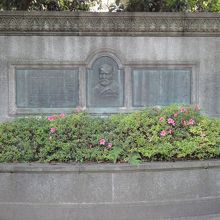 親しみやすい碑