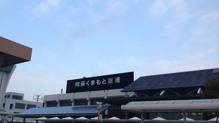 こじんまりとした、阿蘇山の見える空港。