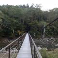 駅から山道を降りてつり橋を渡るのがスリリング！