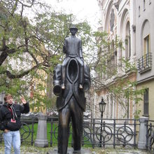 ユダヤ人地区にあるカフカ像