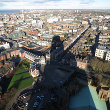 塔の上から見る聖堂の巨大な影と街並み