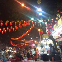 後にチップ回収に来る、食べてる横で勝手に演奏始めるバンド