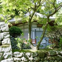 形状が特徴的な六角堂です。