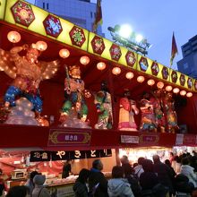 新地中華街のメーン会場の飾りつけです。