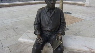 ピカソの銅像がある広場