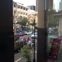 ホテル前に客足の絶えないインド人屋台（朝）