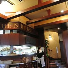 落ち着いた内装の本店