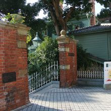 案内所のある広部場に面して建つジャーディンマセソンの門柱