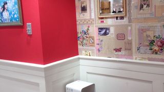 所々にかわいいベンチスペース