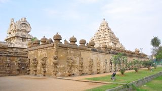 町はずれに有ります。