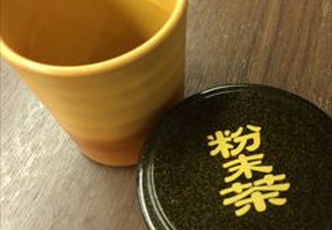 粉末のお茶ですが、お寿司との相性がとてもよく、お茶が暖かいので、おすすめです。