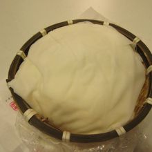 さらしに包まれ、ざるに入っています