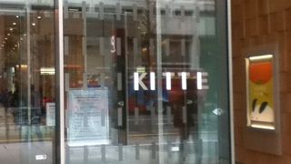 ファッション等のショップやレストラン、カフェ等が沢山入っている