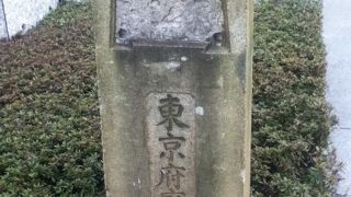 東京国際フォーラムの北側エリアの端に石柱が立っている