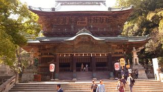 本社より荘厳な外観