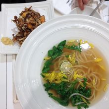 かき揚げをうどんに載せて。