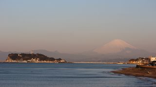 朝日を浴びる富士山