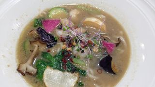 ボリューム満点。カラフルなおうどんが頂けます。