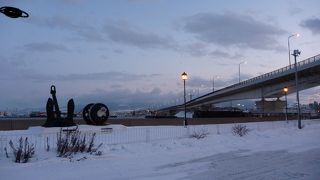 まっすぐにどこまでもつづく橋