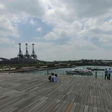 暑いのですが、広々としたウッドデッキの屋上は眺めが良いです