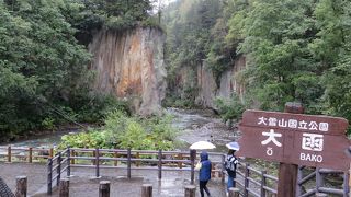 火山活動でできた柱状節理の渓谷