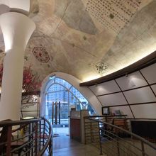 観音像の足元の展示施設