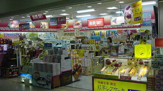 いろいろなお店が並びます