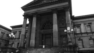 実に重厚な建物です