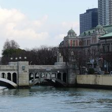 大江橋から見る水晶橋と大阪公会堂