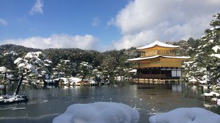 雪の金閣寺は素晴らしいです