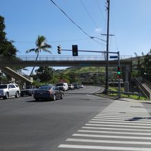 信号交差点と歩道橋