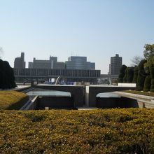 中央・小さくオレンジに見えるのが灯