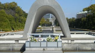 原爆死没者慰霊碑
