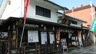 お茶さんの老舗などが建ち並びます