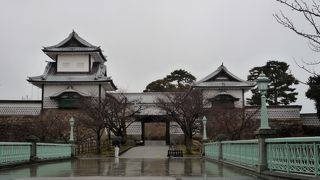 兼六園シャトルや城下まち金沢周遊バスの停留所から近い