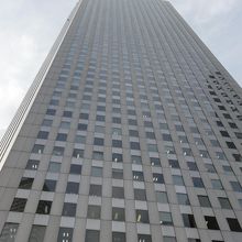 このビルの５１階が展望ロビーです