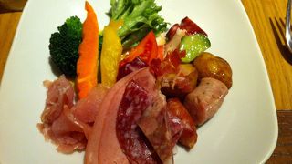 シャルキトリーコダマ、デパ地下の本格ハム、サラミの店のレストラン